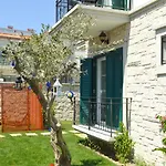 Muezeyyen Hanim Konagi *